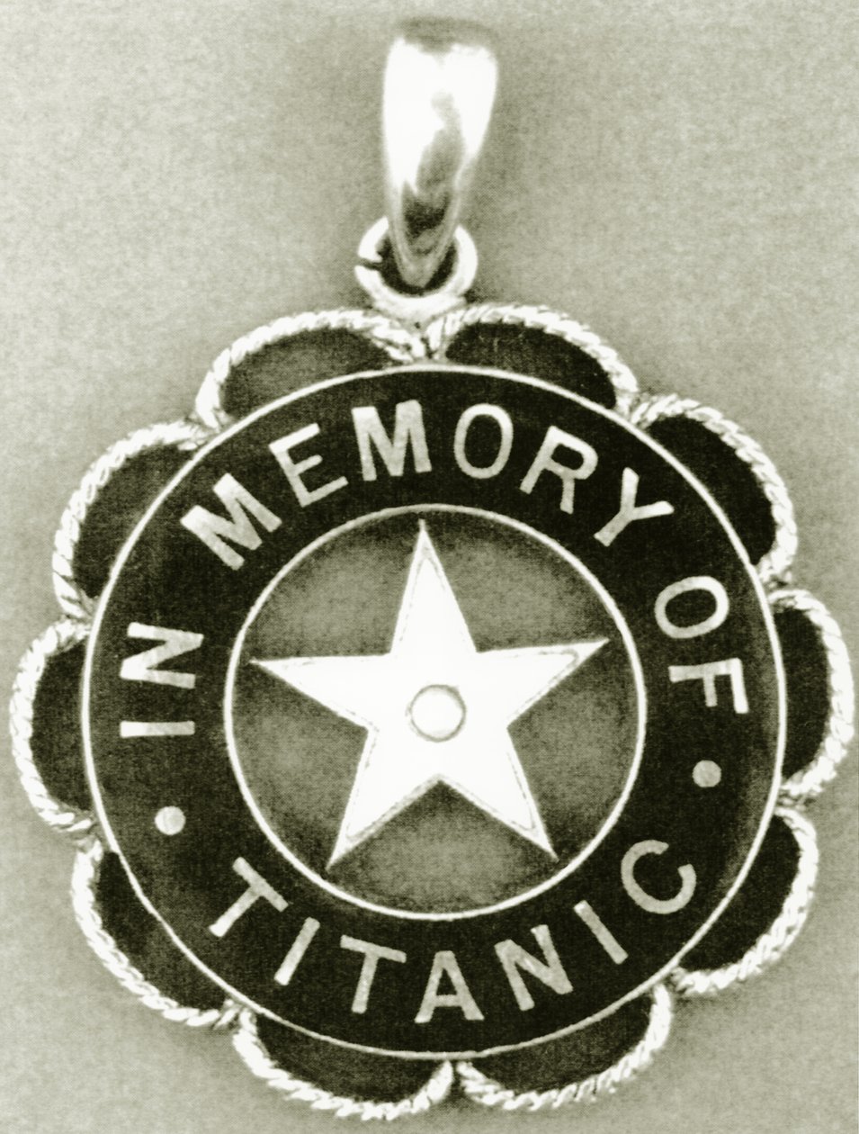 Medaglia data dalla White Star Line ai sopravvissuti del disastro del Titanic da English Photographer
