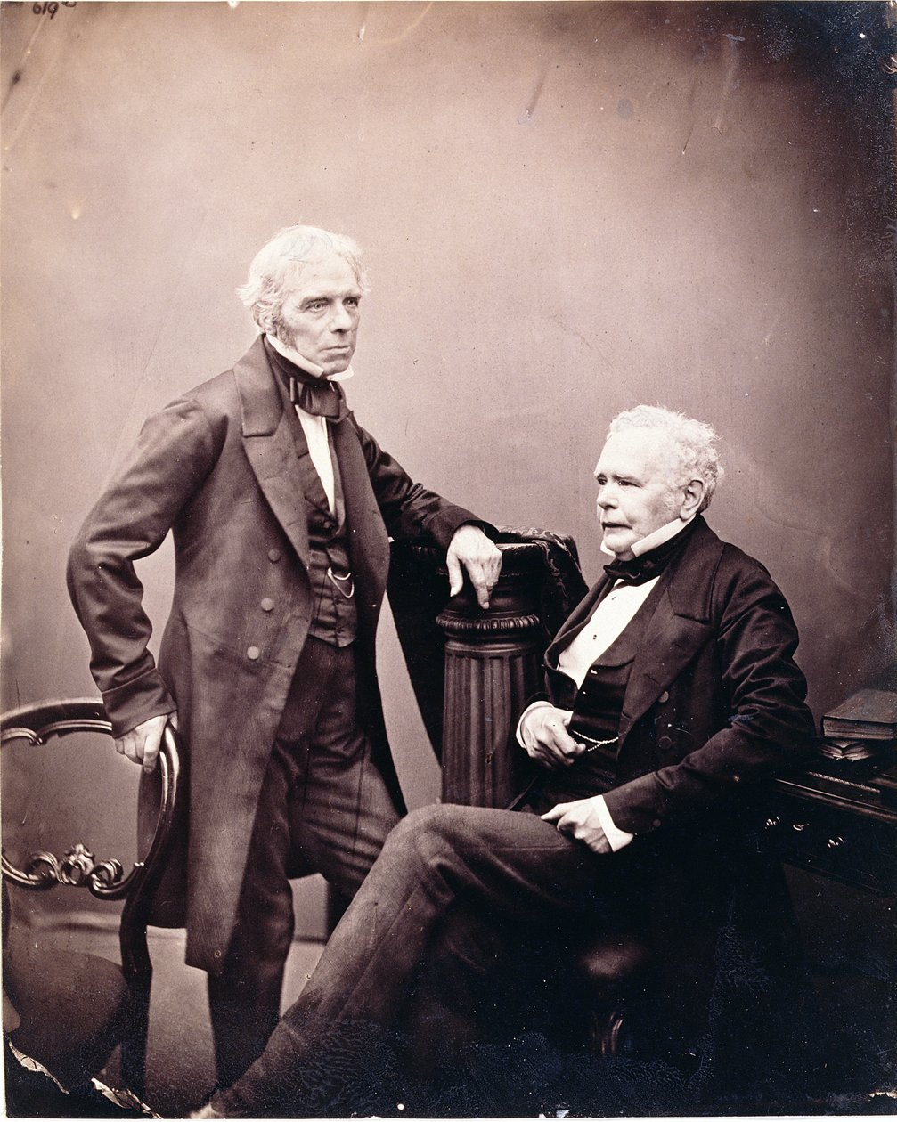 Michael Faraday (1791-1867) e William Thomas Brande (1788-1866) (seduti) 1850s-metà 1860s da English Photographer