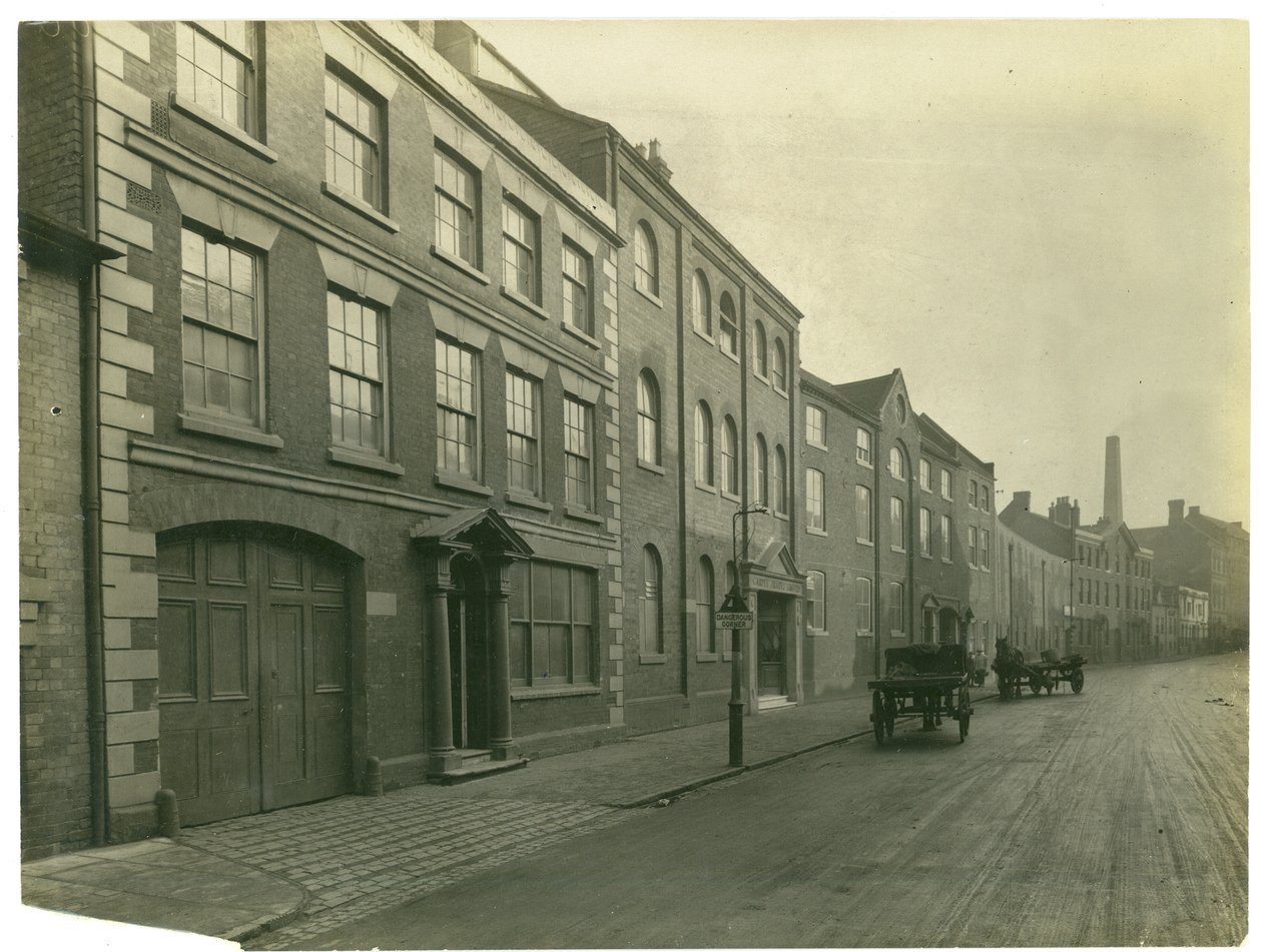 Mill Street, lavori della Carpet Trades a Kidderminster, 1923 da English Photographer