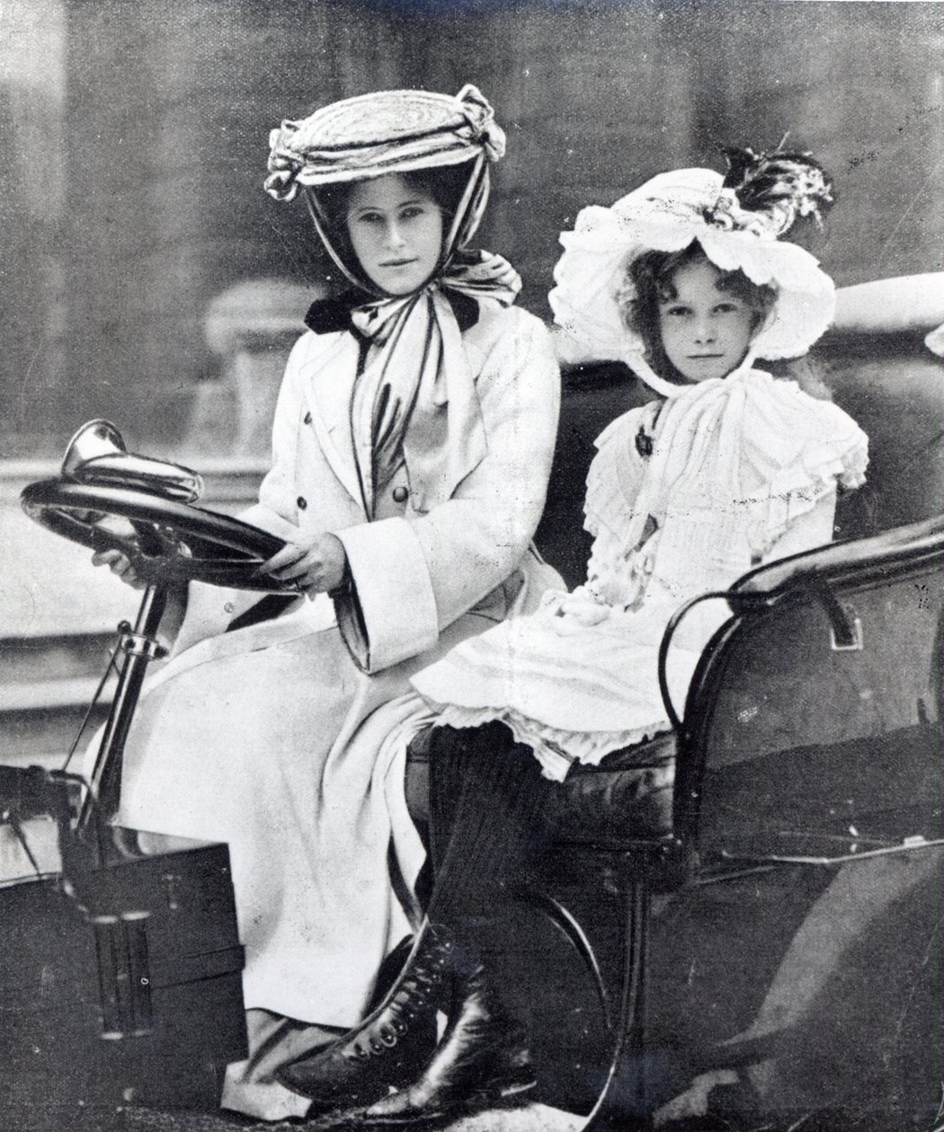 Millicent, Duchessa di Sutherland e sua figlia al primo incontro del Ladies Automobile Club, 1903 da English Photographer