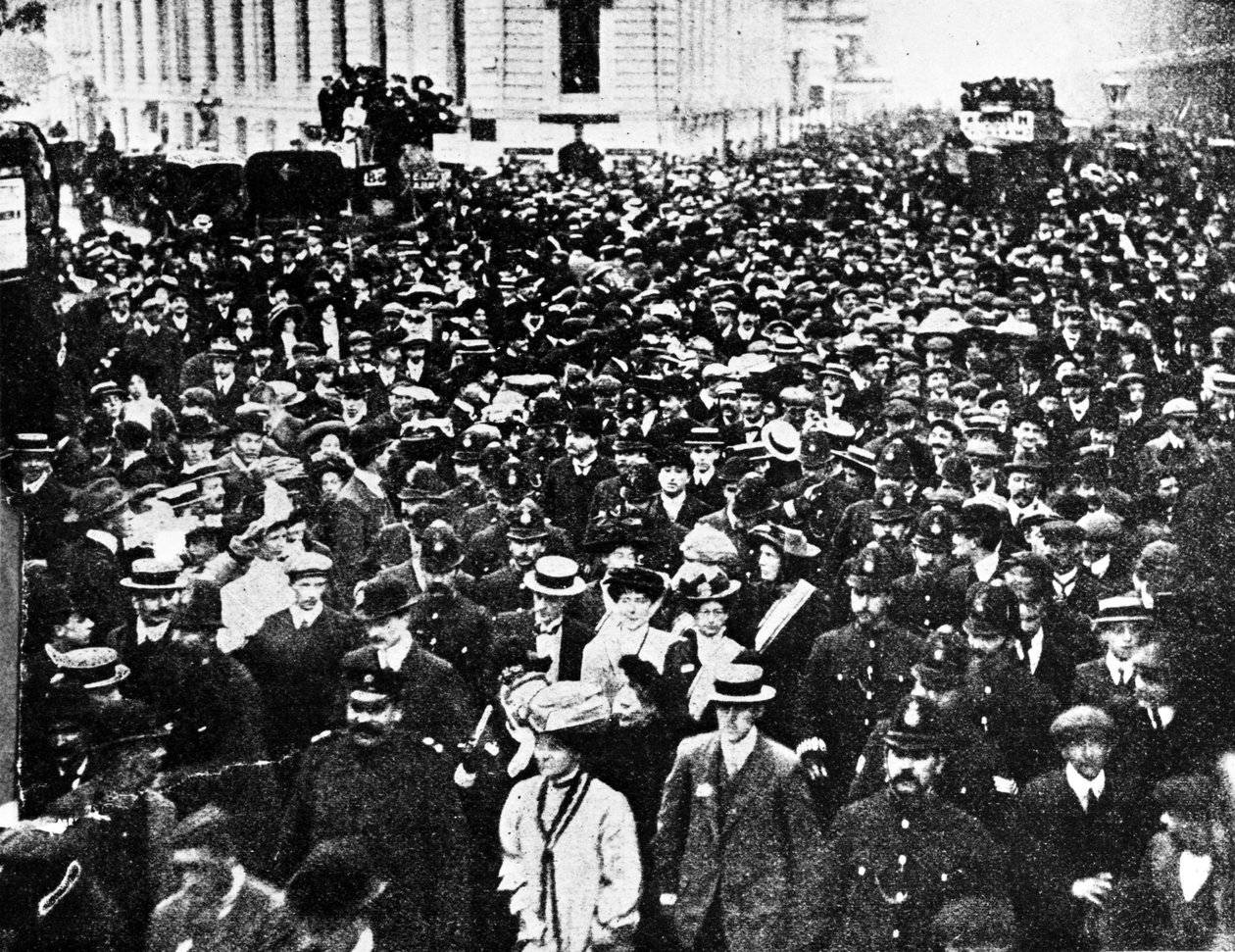 La signora Pankhurst guida la deputazione, c.1908 da English Photographer
