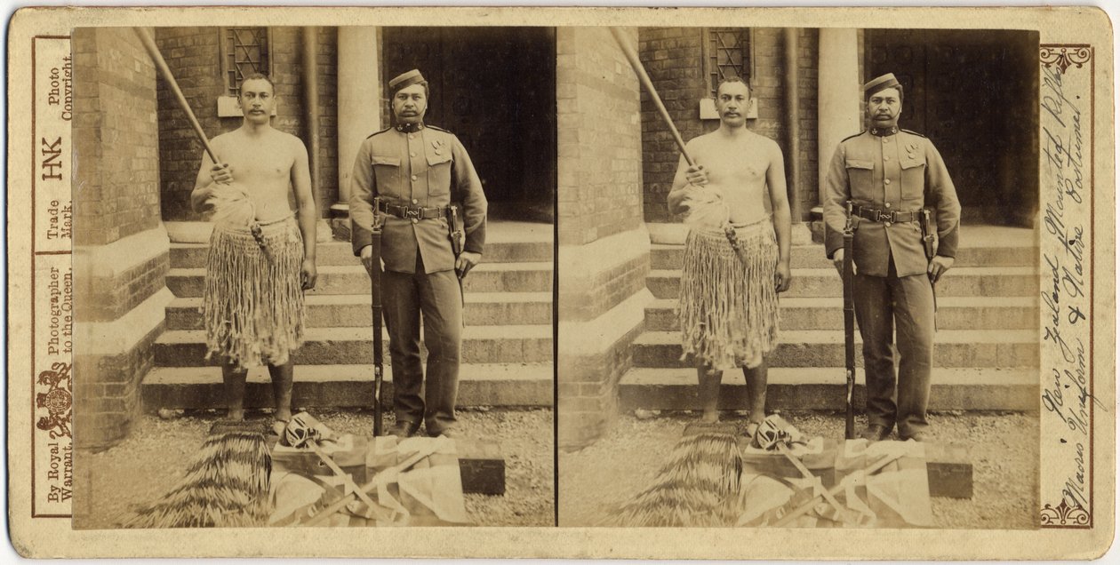 Cavalieri montati della Nuova Zelanda. Uniforme Maori e costume nativo, 1897 da English Photographer