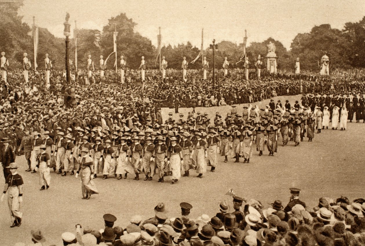 Contingenti di infermiere nella grande Marcia della Vittoria delle forze alleate attraverso Londra, 1919 da English Photographer