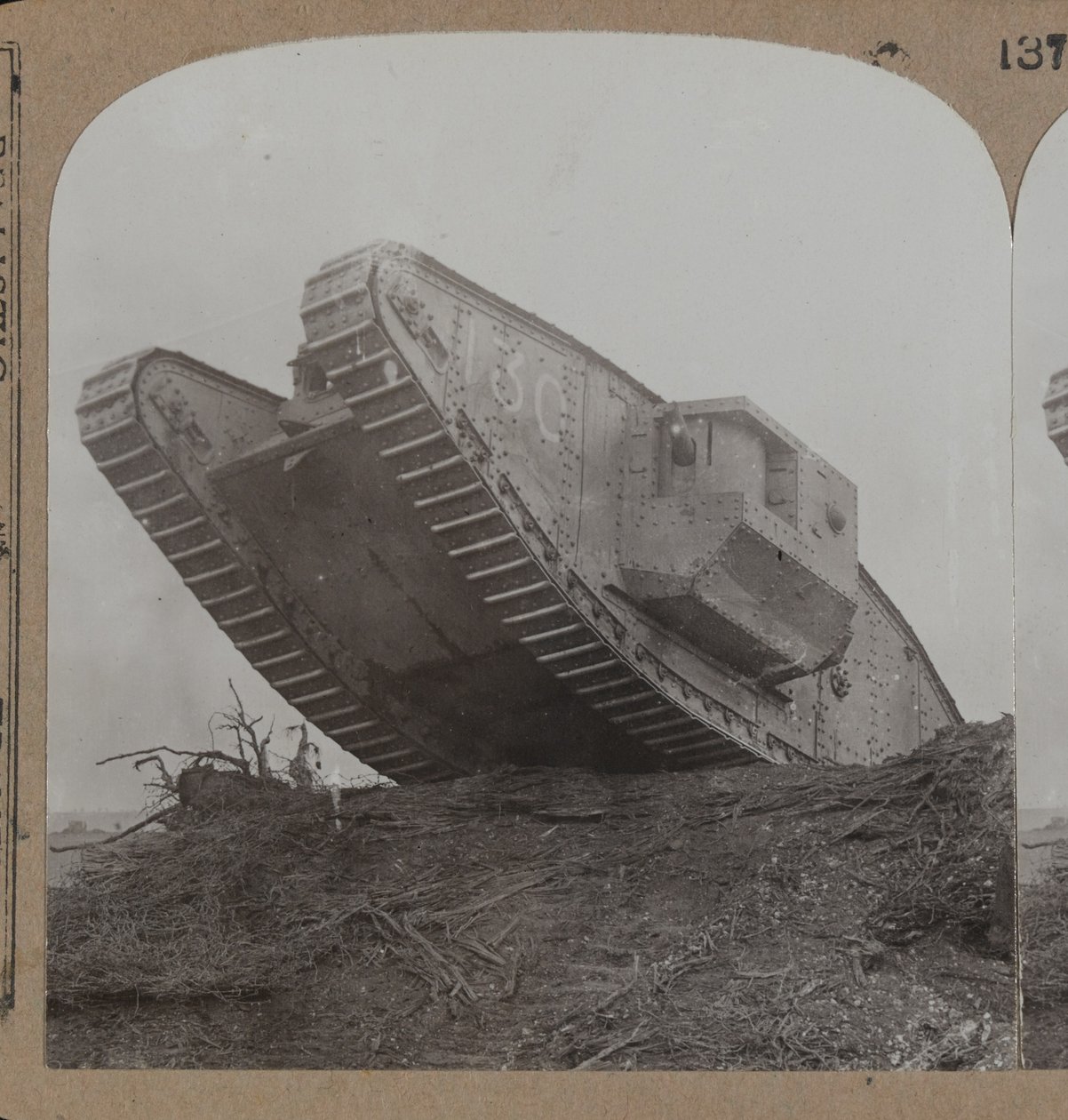I nostri carri armati mostruosi rompono le cinture di filo spinato e sorprendono completamente il nemico a Cambrai da English Photographer