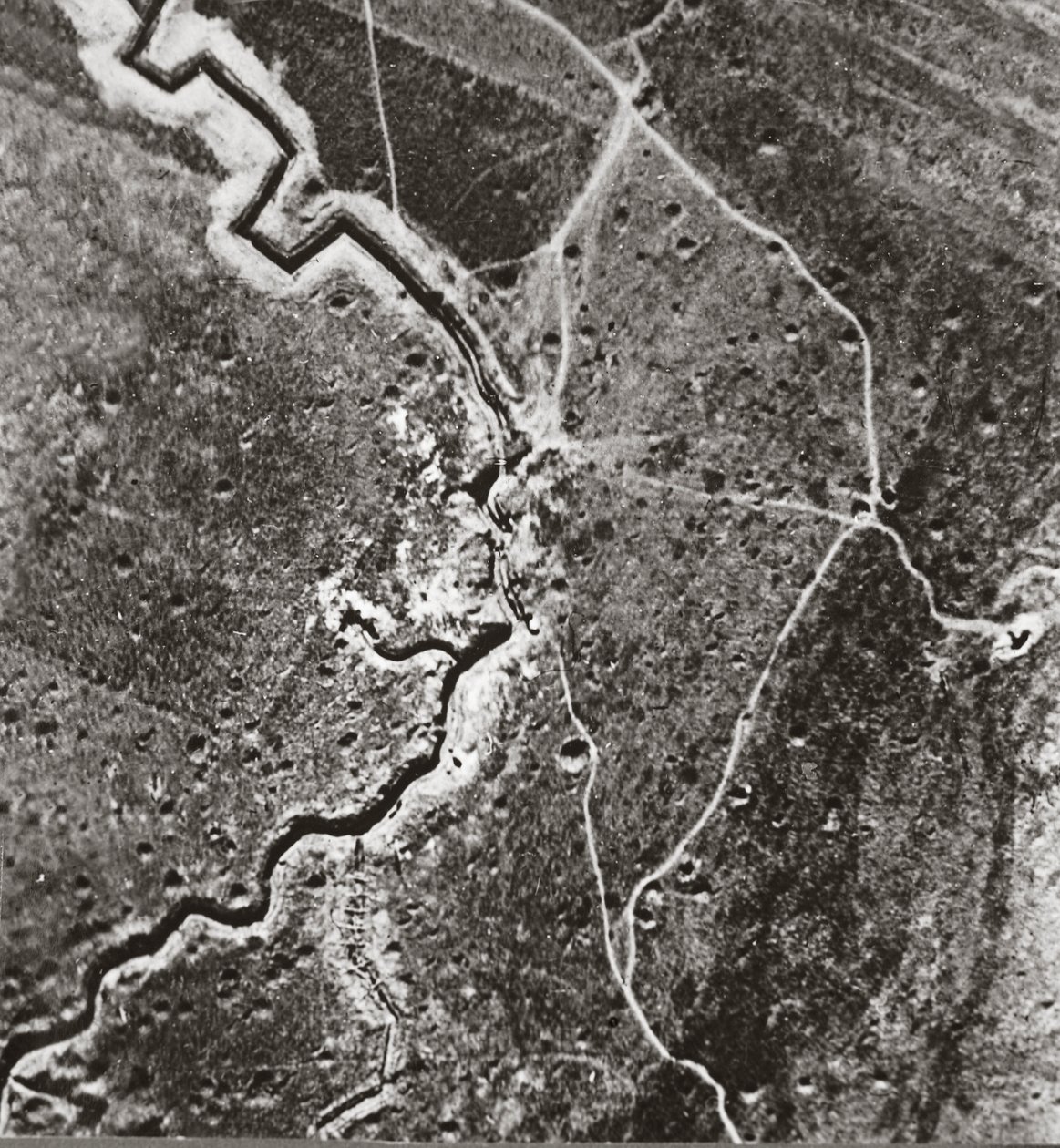 Sopra le linee tedesche, mostrando trincee profonde, crateri di mine e terreno bombardato da English Photographer
