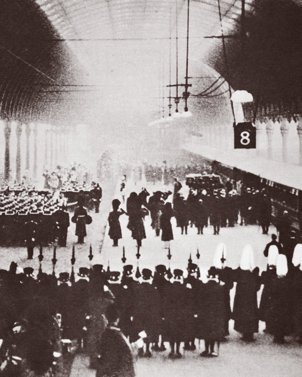 Stazione di Paddington, il corpo di Giorgio V in viaggio verso il suo ultimo luogo di riposo a Windsor, 1936 da English Photographer