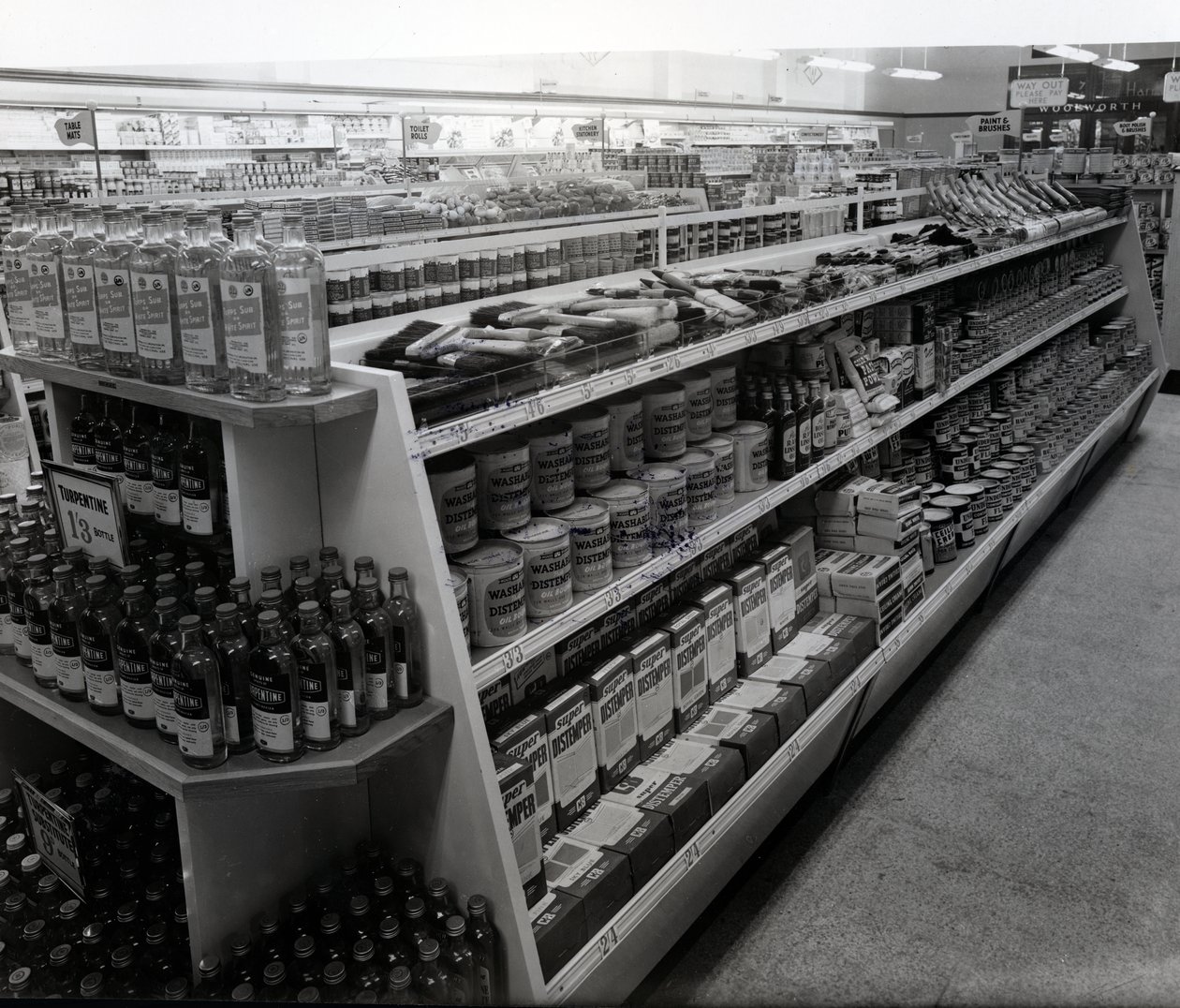 Corsia di vernici e pennelli, negozio Woolworths, 1956 da English Photographer