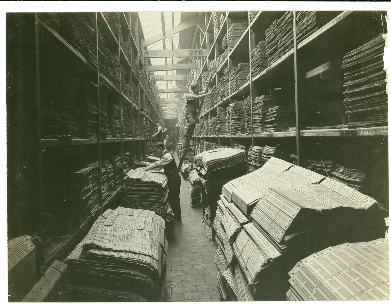 Parte della sala delle schede Jacquard, fabbrica di tappeti, 1923 da English Photographer