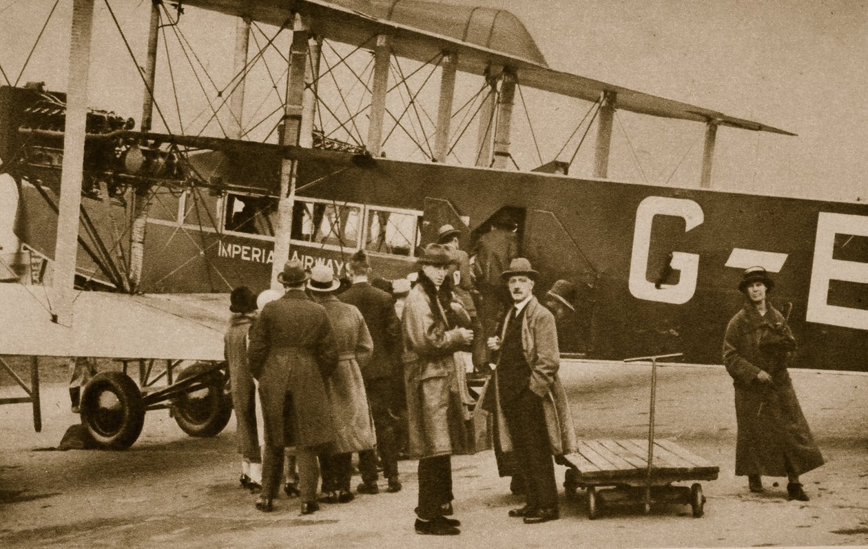 Passeggeri che si imbarcano per Parigi con un aereo di Imperial Airways da English Photographer