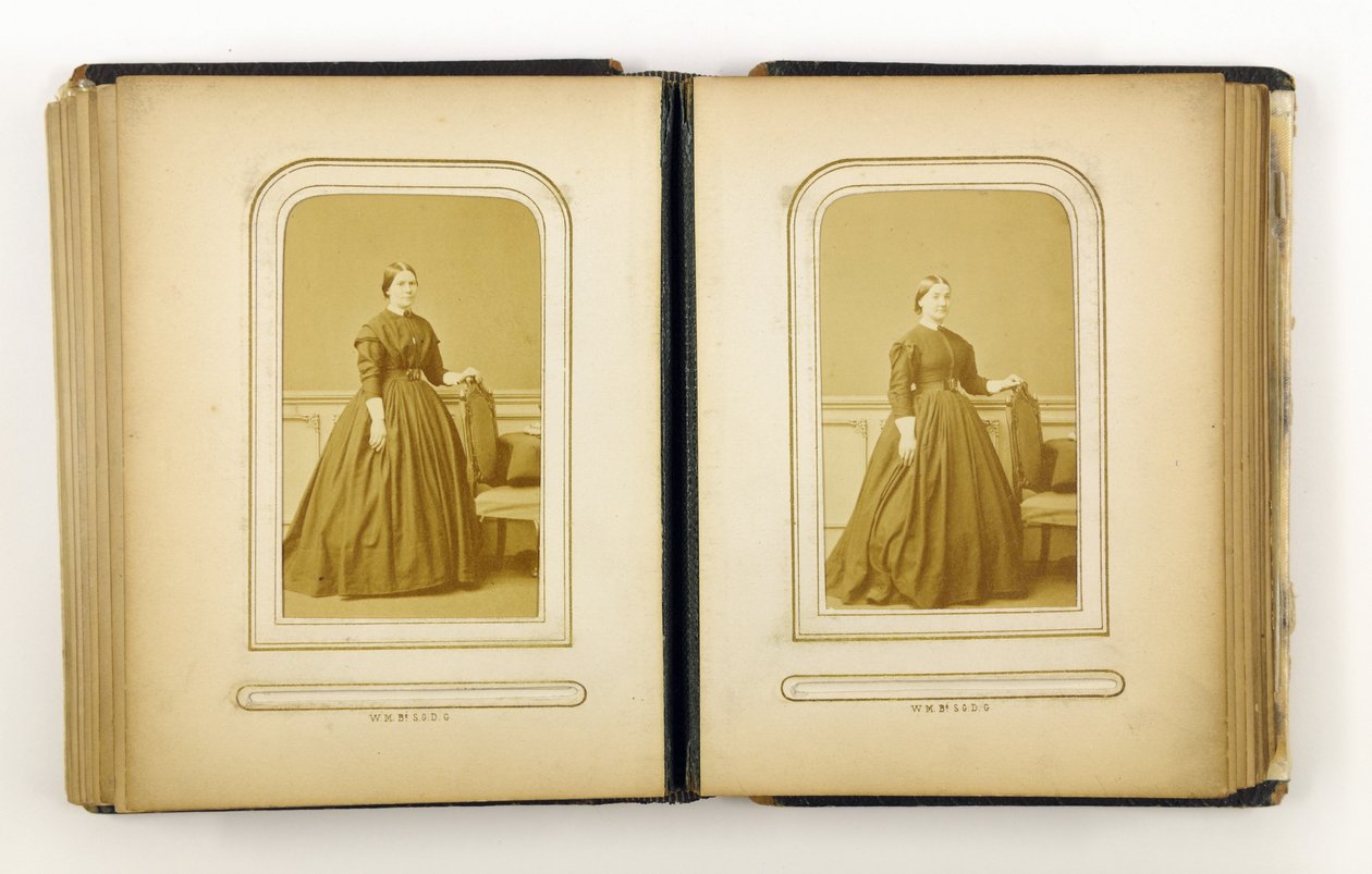 Album fotografico contenente 31 carte de visite, 1867 da English Photographer
