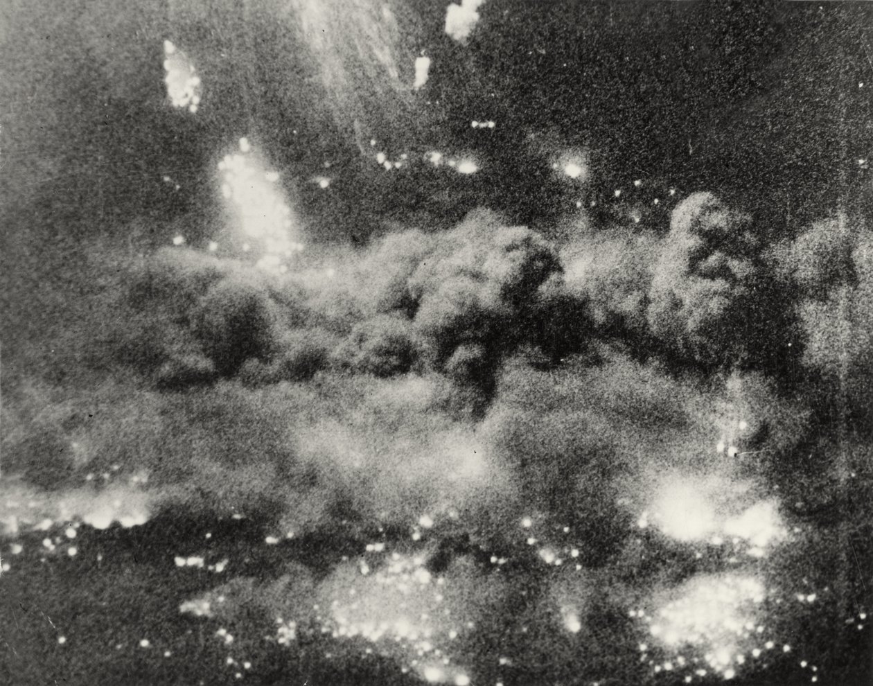 Fotografia che mostra vedute di Berlino, inclusi danni da bombardamento, Germania, 1945 da English Photographer