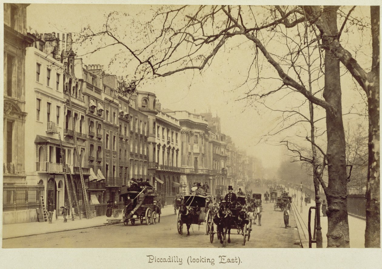 Piccadilly verso est da English Photographer