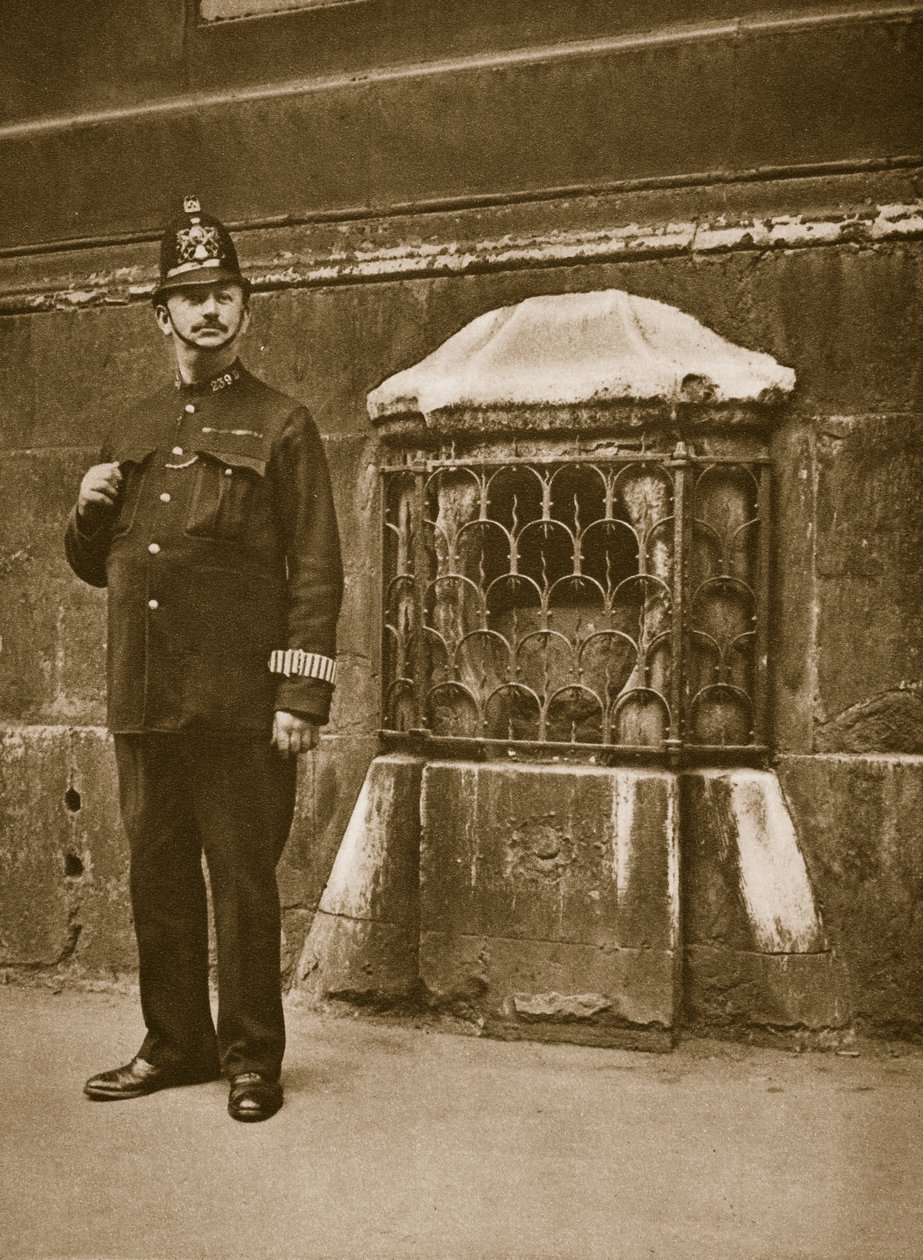 Poliziotto accanto a una pietra incastonata nel muro di St. Swithins, Cannon Street da English Photographer