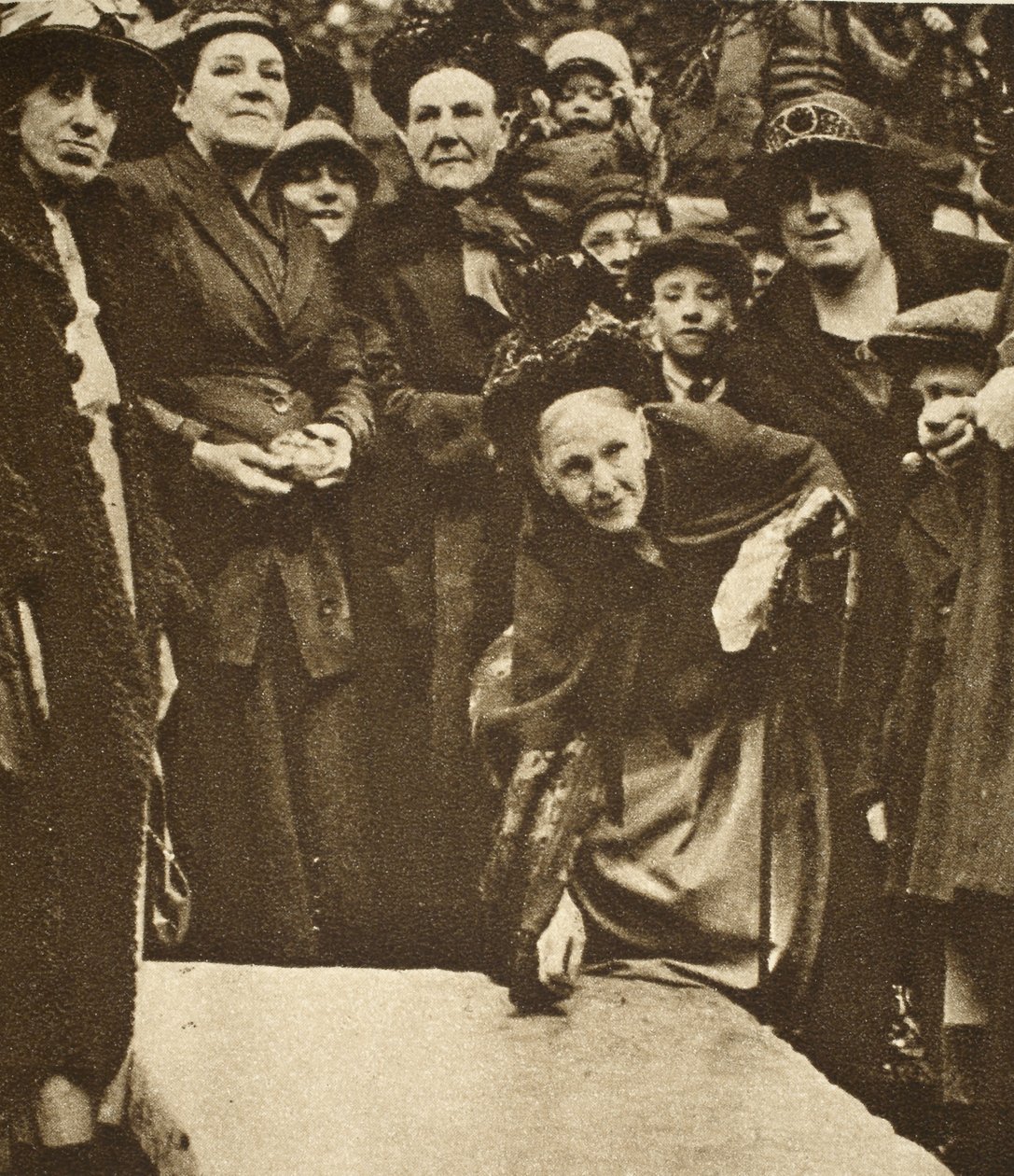 Vedove povere raccolgono sei pence da una lapide il Venerdì Santo da English Photographer