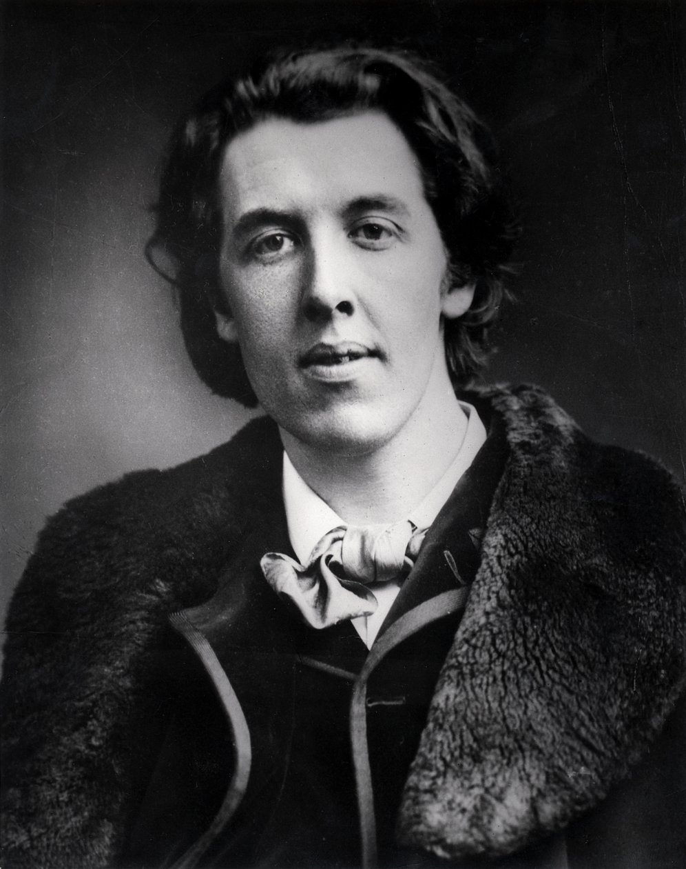 Ritratto di Oscar Wilde (1854-1900) con un cappotto con colletto di pelliccia acquistato per il suo viaggio in America, 1881 da English Photographer