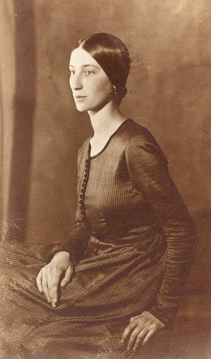 Ritratto di Winifred Knights da English Photographer