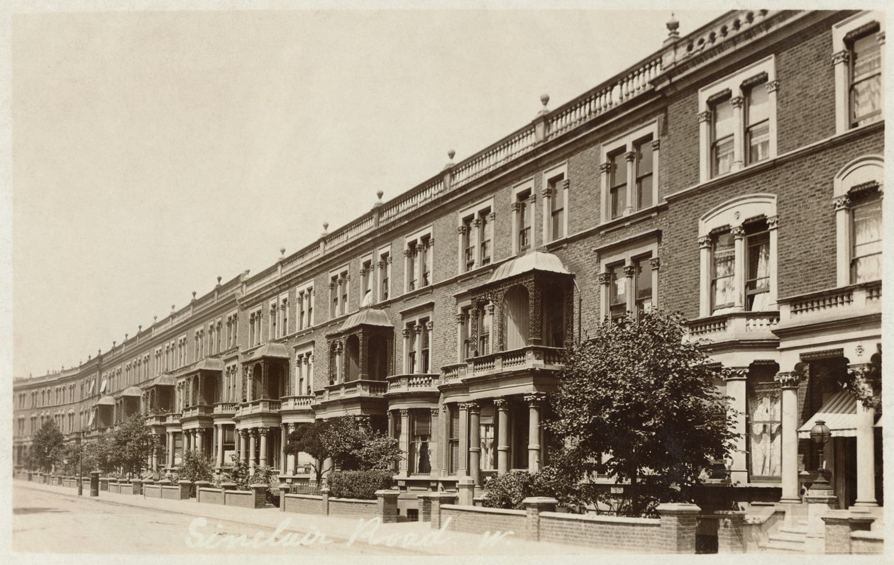 Cartolina raffigurante Sinclair Road a West London da English Photographer