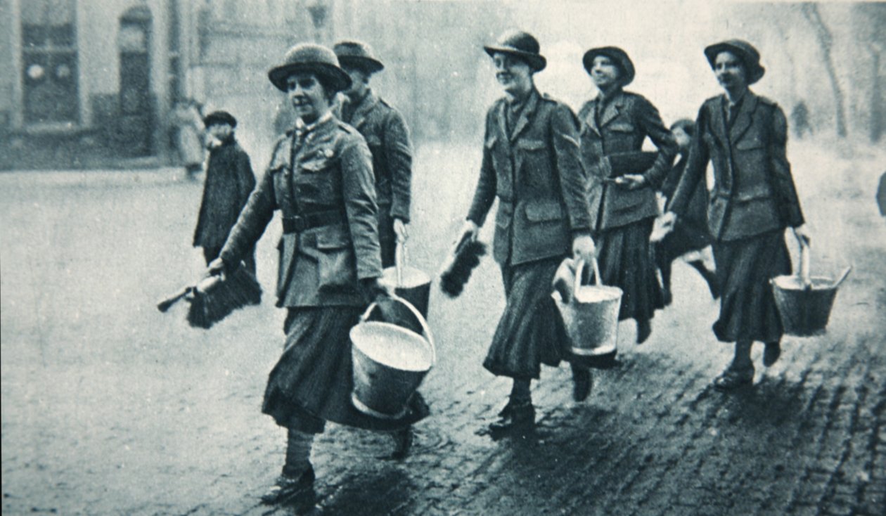 Protezione pratica nelle strade oscurate, illustrazione da The Illustrated War News, gennaio 1917 da English Photographer