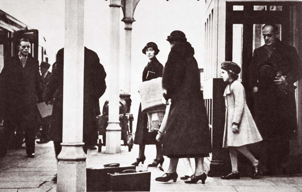 Principessa Elisabetta e Principessa Margaret Rose di ritorno a Londra, gennaio 1936 da English Photographer