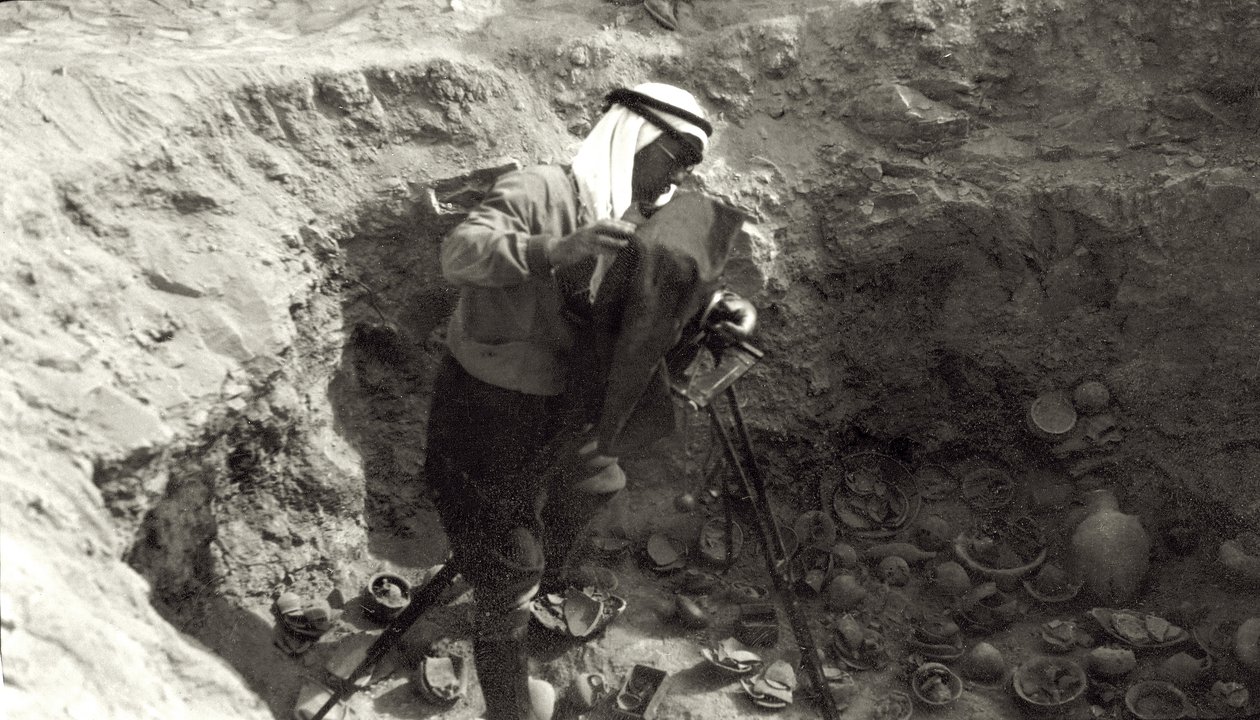 Professor John Garstang che fotografa ceramiche rotte in situ agli scavi di Gerico, 1930-36 da English Photographer