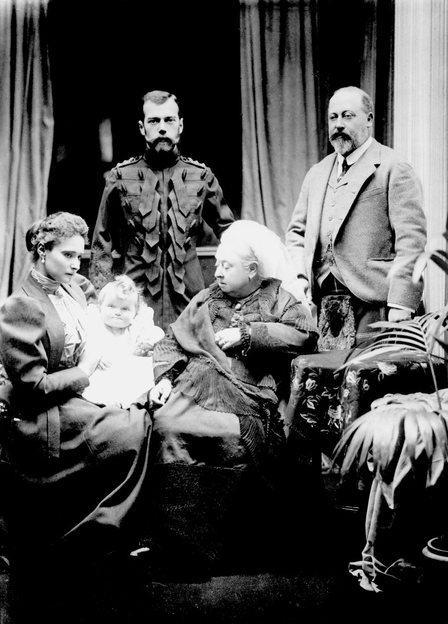 Regina Vittoria, Zar Nicola II, Zarina Alessandra Fëdorovna, sua figlia Olga Nikolaevna e Alberto, Principe di Galles fotografati a Balmoral da English Photographer