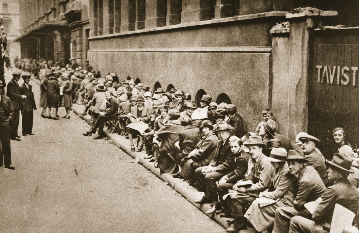 In fila in Floral Street per i biglietti per uno spettacolo alla Royal Opera House, Covent Garden, da Wonderful London, pubblicato 1926-27 da English Photographer