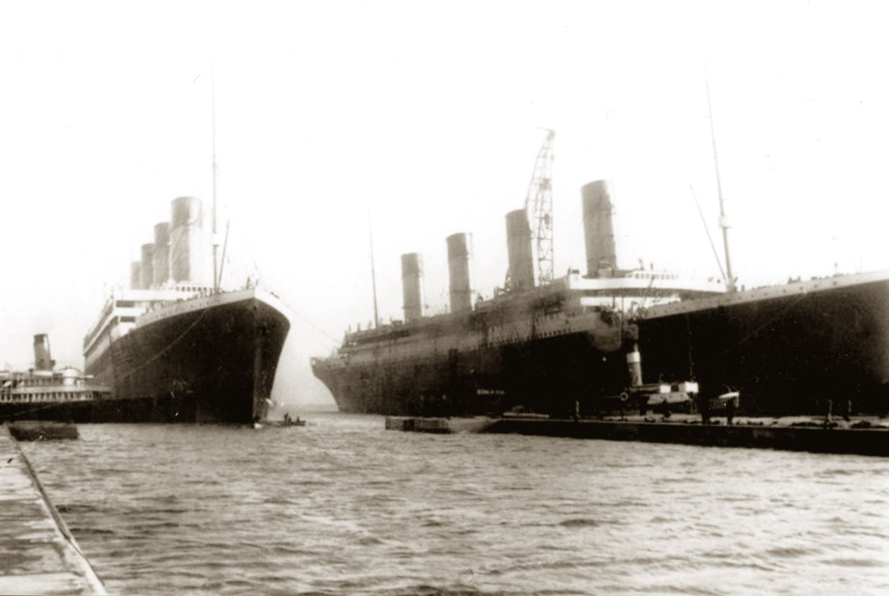 RMS Titanic spostata fuori dal bacino di carenaggio per permettere alla sua nave gemella, RMS Olympic, di sostituire un