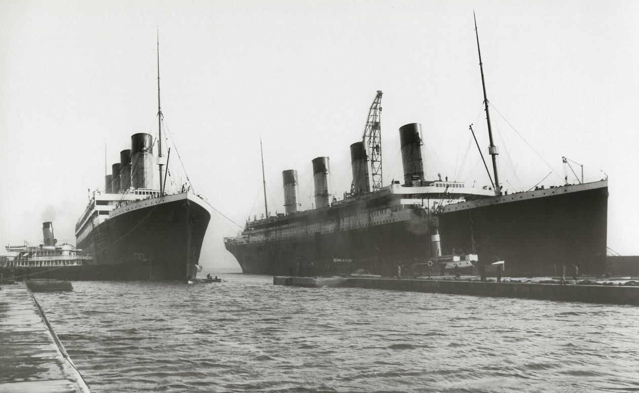 RMS Titanic spostata fuori dal bacino di carenaggio per permettere alla sua nave gemella, RMS Olympic, di sostituire un