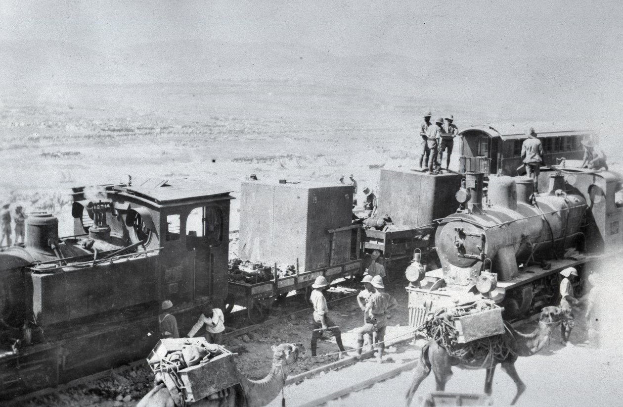 Locomotive ferroviarie con cammelli di rifornimento in Mesopotamia durante la Prima Guerra Mondiale, da un album compilato dal tenente Kindom da English Photographer
