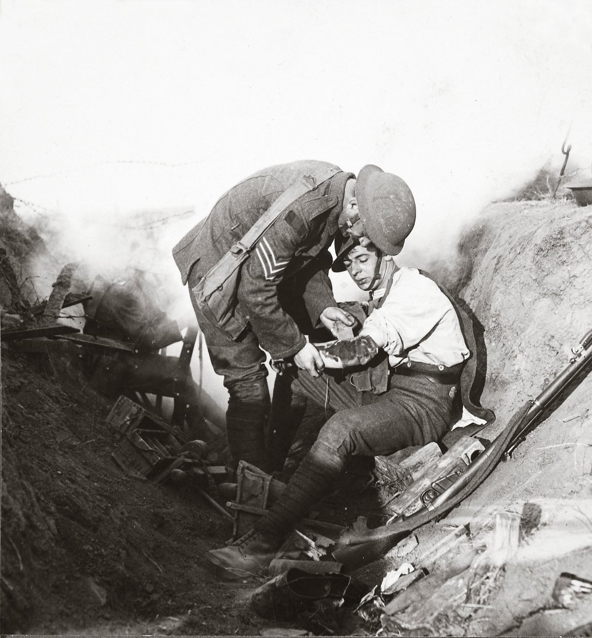 Riceve il primo soccorso dal suo sergente in una trincea durante la battaglia a Peronne da English Photographer