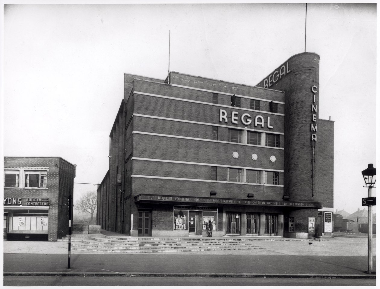 Regal Cinema su Cross Gates Road, Leeds, 1943 da English Photographer