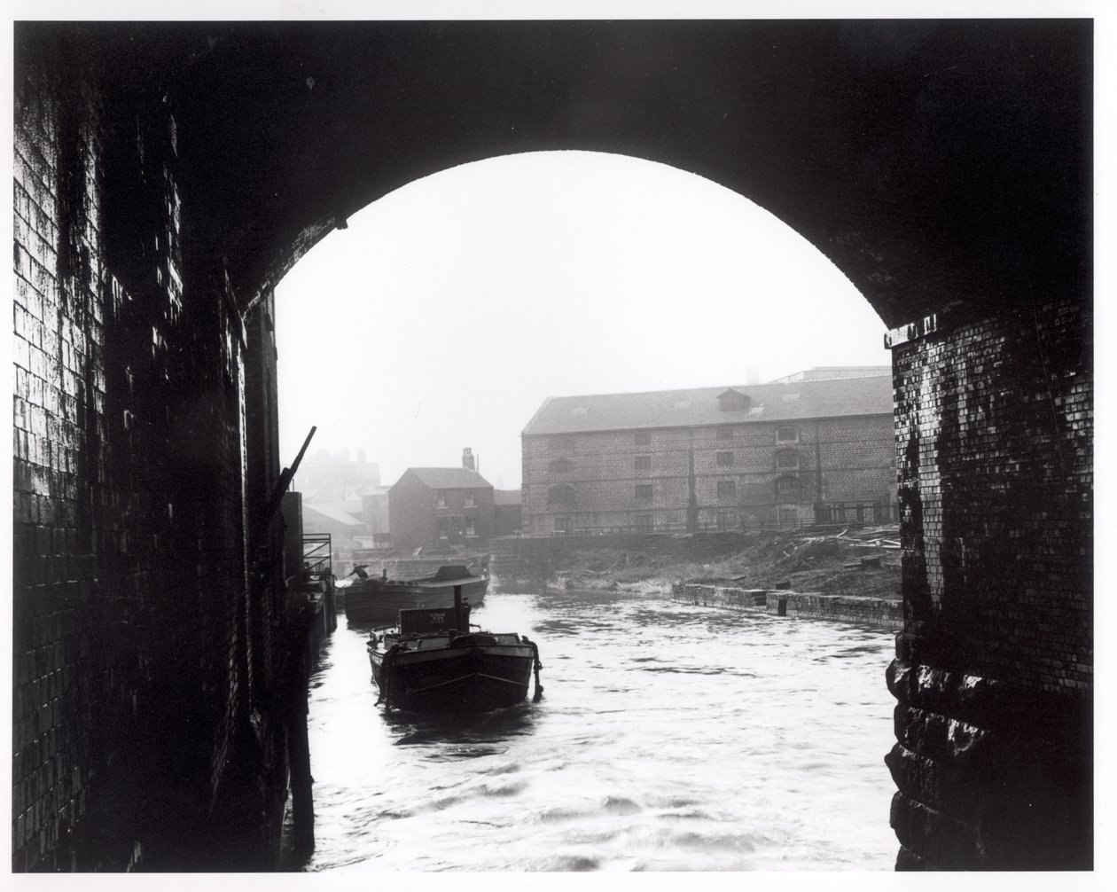 Fiume Aire visto dai Dark Arches, Leeds, 1951 da English Photographer