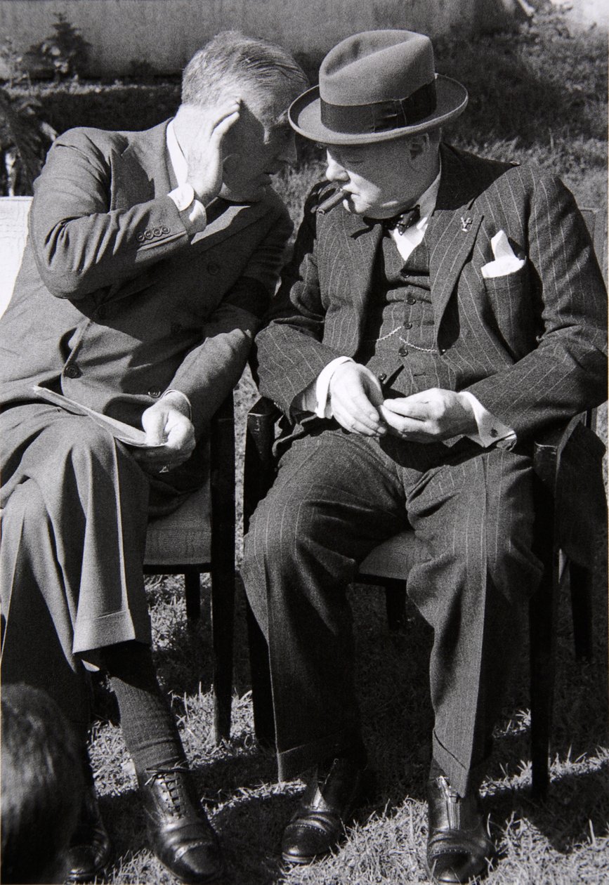 Roosevelt e Churchill in profonda conversazione alla Conferenza di Casablanca, Marocco, gennaio 1943 da English Photographer