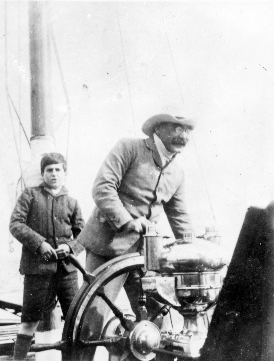 Rudyard Kipling e suo figlio John sullo yacht 