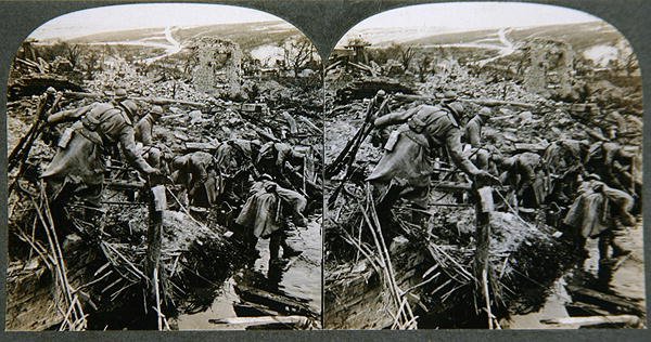 Ricerca tra le rovine, da qualche parte in Francia da English Photographer