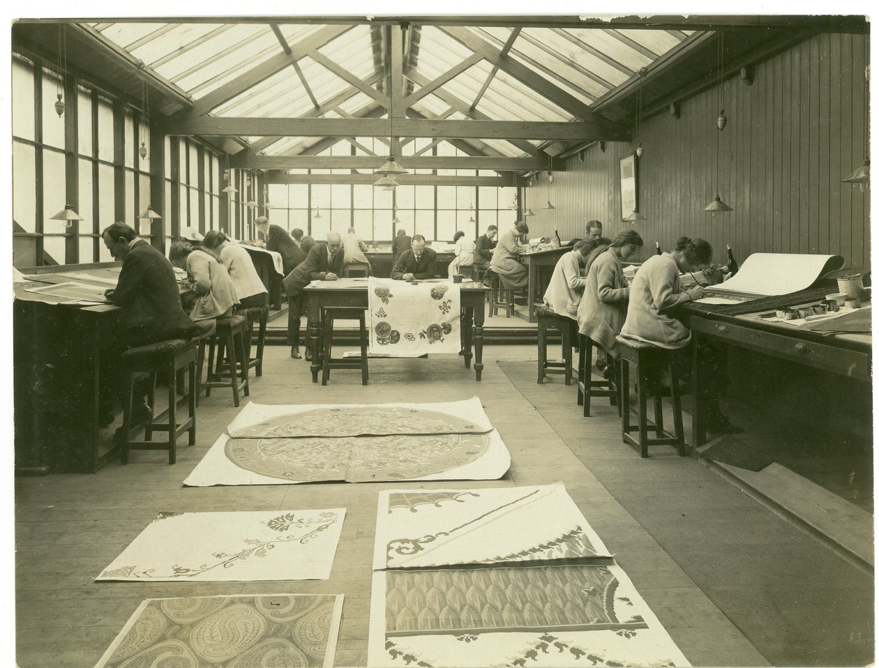 Sezione della sala di progettazione, commercio dei tappeti, 1923 da English Photographer