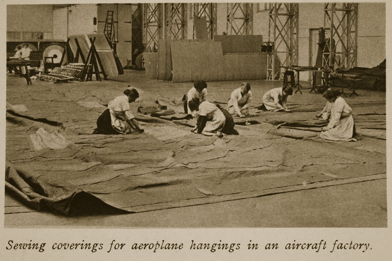 Cucire coperture per hangar di aeroplani in una fabbrica di aeromobili, 1914-19 da English Photographer