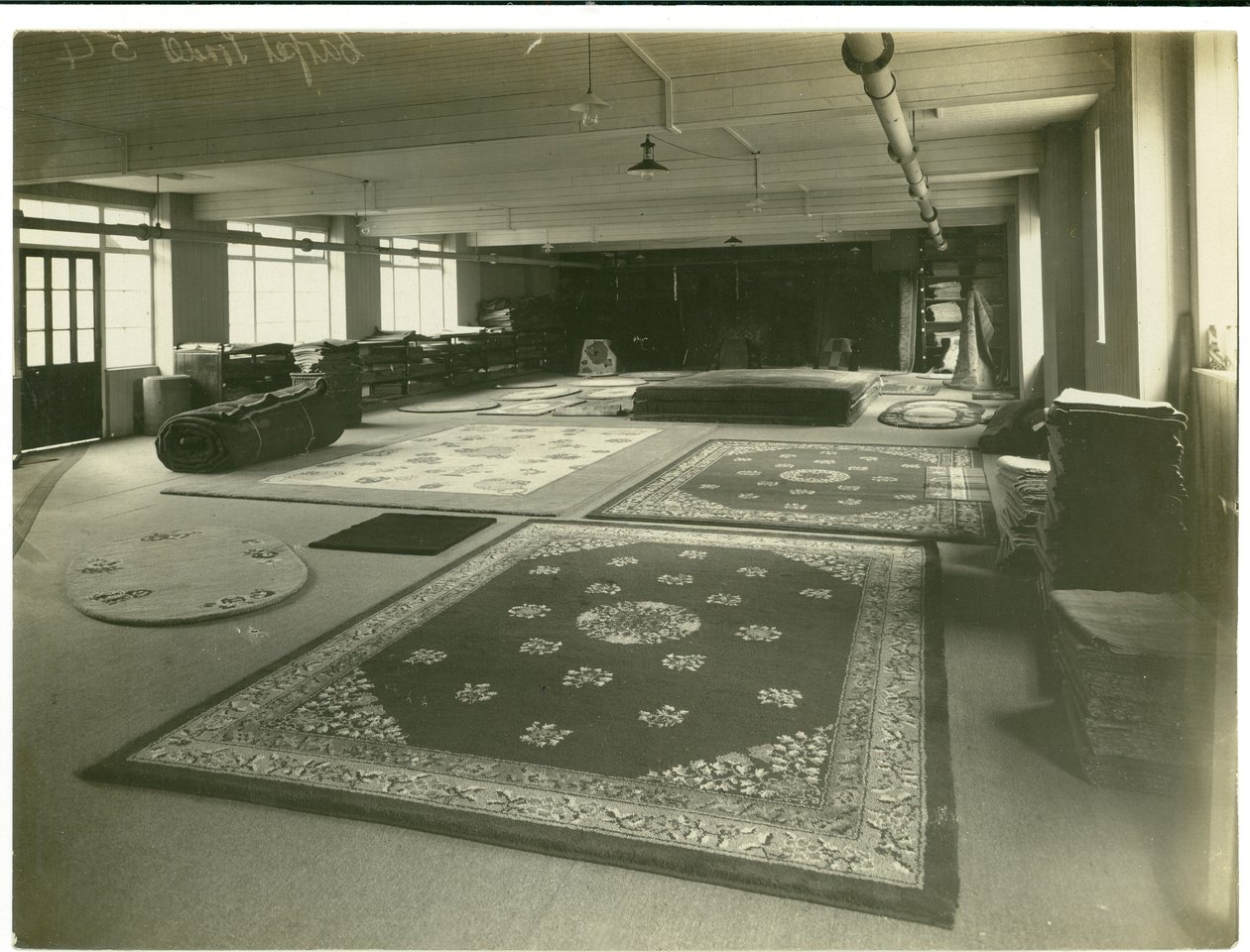 Showroom per tessuti Anglo-Turchi, Carpet Trades, 1923 da English Photographer