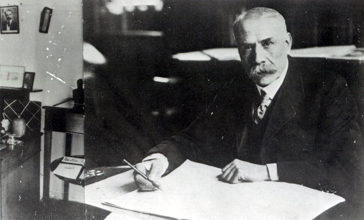 Sir Edward Elgar al lavoro su una delle sue partiture orchestrali da English Photographer