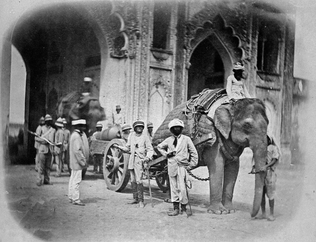 Soldati con un elefante che tira un cannone, 1858 da English Photographer