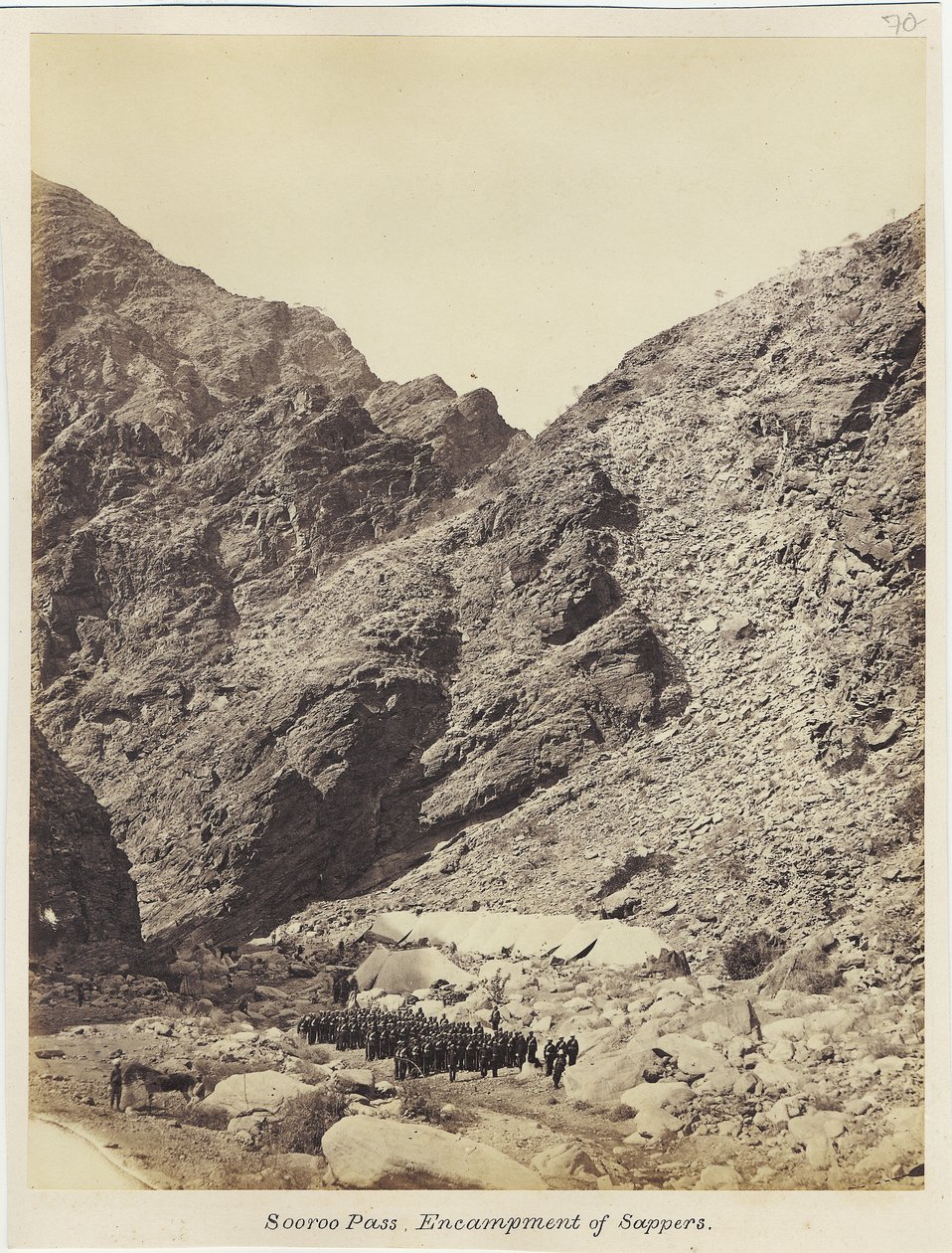 Passo di Soroo, accampamento dei genieri, da Royal Engineers Photographic Unit sotto il sergente John Harold, 1868 (stampa all