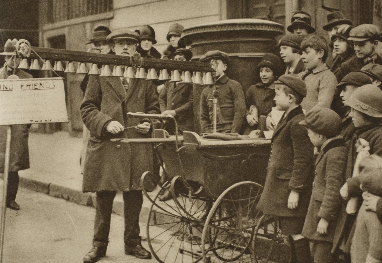 Intrattenimento di strada per bambini: campane portatili, Londra da English Photographer