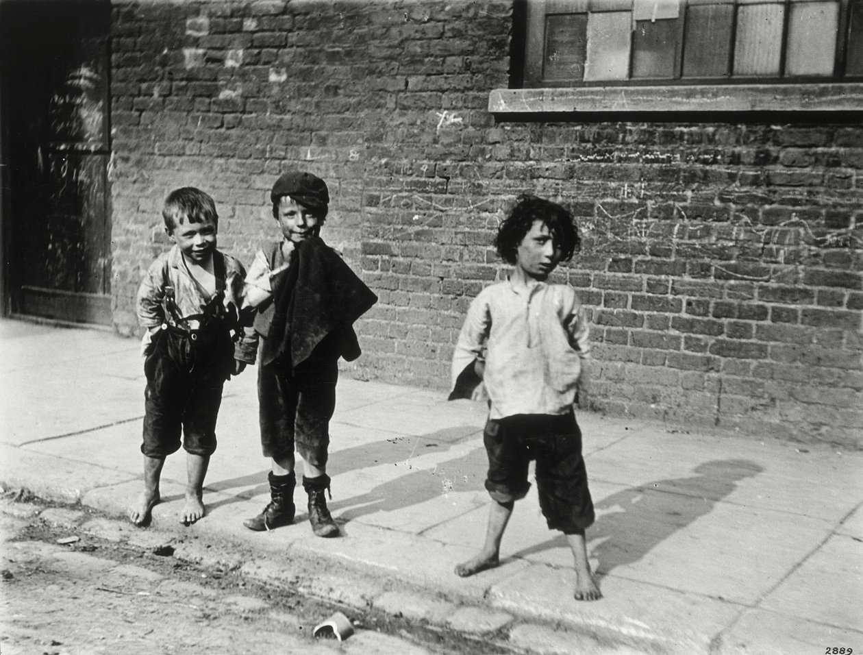Monelli di strada a Lambeth da English Photographer