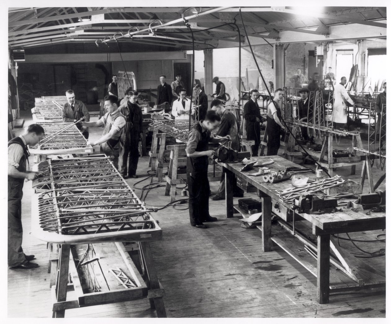 Subappaltatori al lavoro nella fabbrica di aeromobili Blackburn a Hudswell Clarkes, c.1939-45 da English Photographer