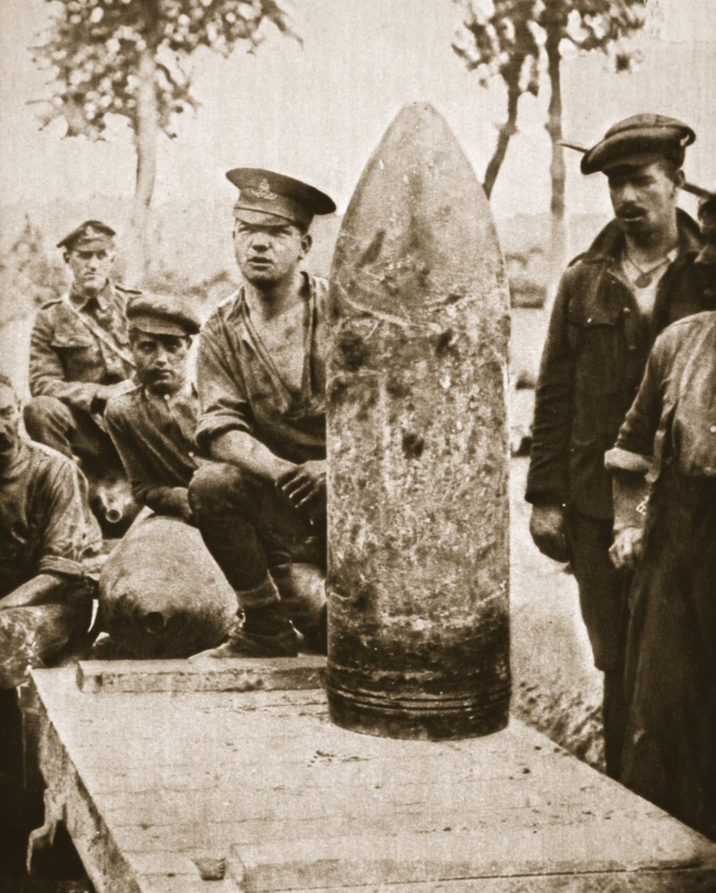 Proiettili super-dreadnaught per la grande offensiva britannica: un proiettile da 15 pollici, da The Illustrated War News, 2 agosto 1916 da English Photographer