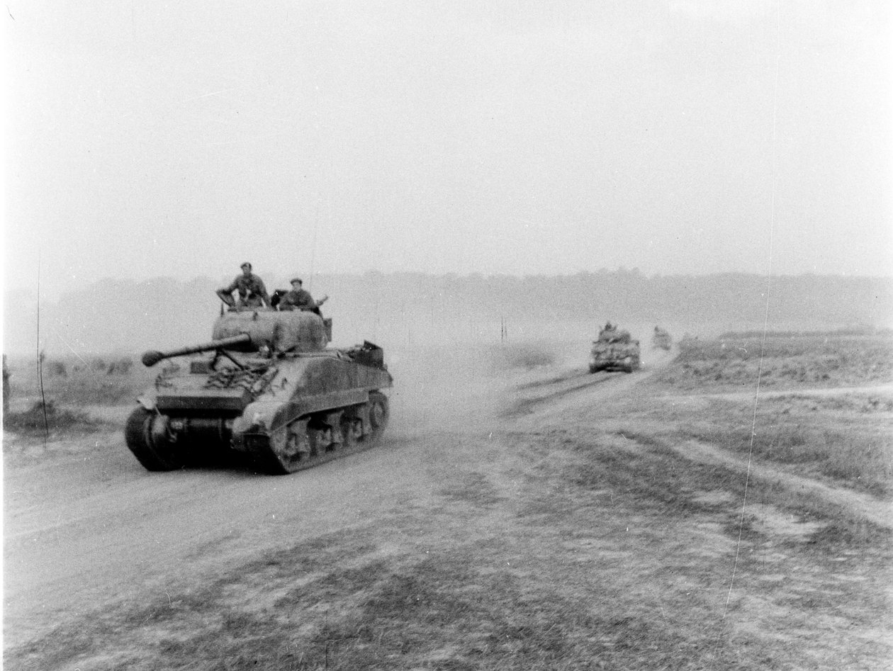 Carri armati in movimento verso VIRE sui percorsi dei carri armati, c.1945 da English Photographer