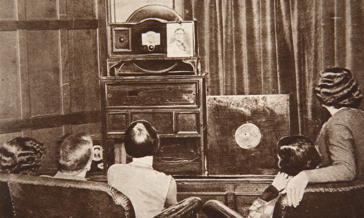 Televisione, sviluppata da John L. Baird, trasmessa con successo (sia immagini che suoni) nel 1930 da English Photographer