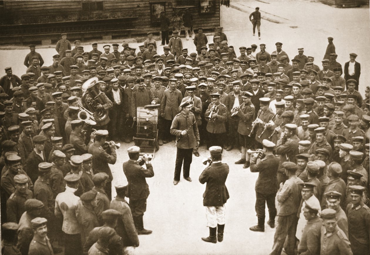 La Banda suona nella Piazza della Caserma, Dorchester, illustrazione da Prigionieri tedeschi in Gran Bretagna da English Photographer