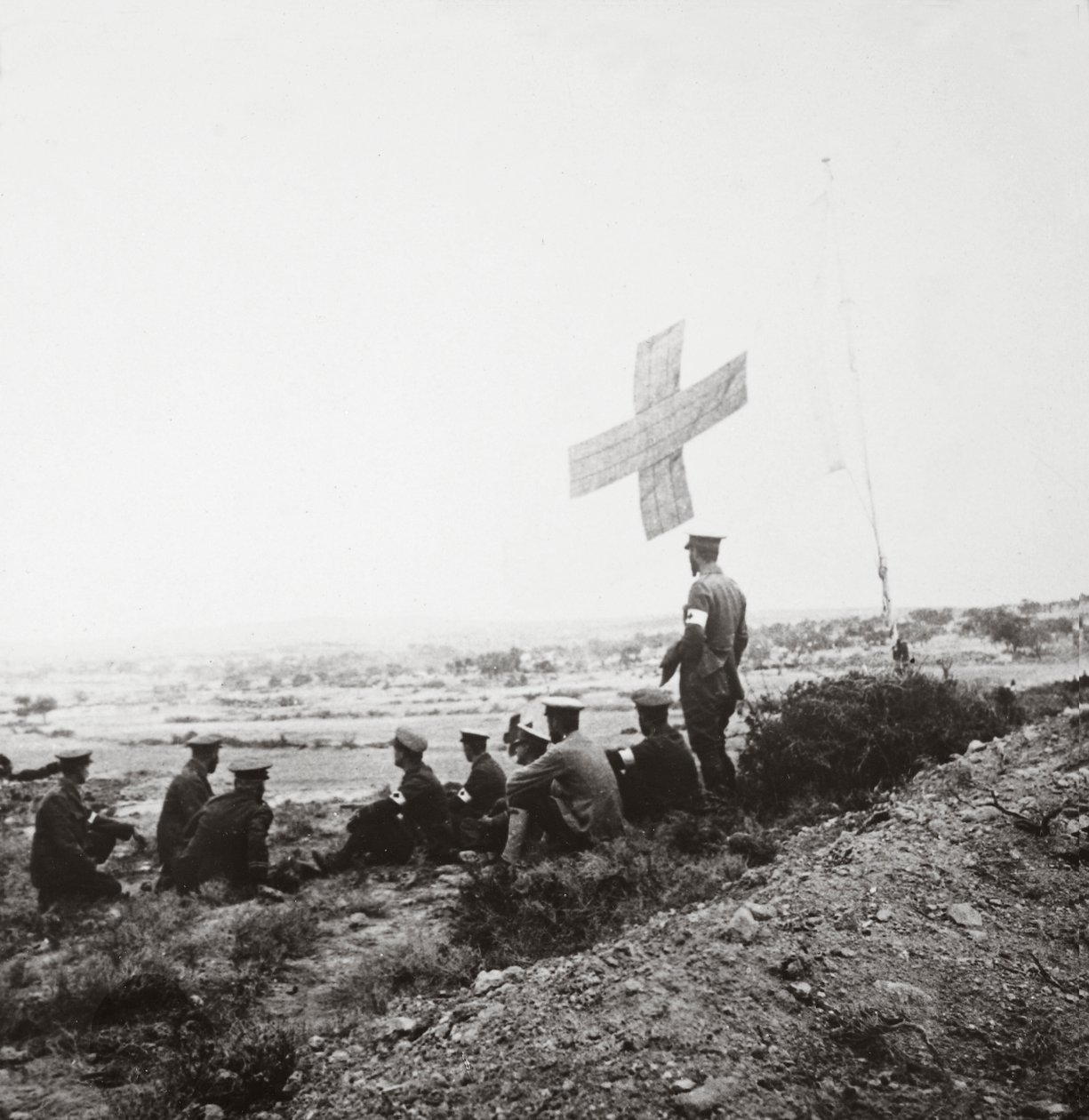 La Croce Rossa Britannica sul campo pronta per la sua missione di misericordia da English Photographer
