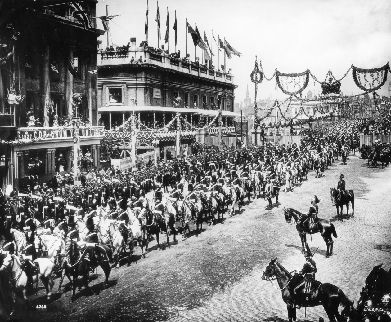 La parata del Giubileo di Diamante attraversa il London Bridge, 1897 da English Photographer